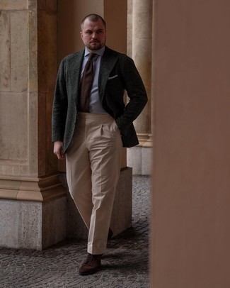 С чем носить темно-коричневый галстук в 30 лет мужчине: Такое сочетание темно-зеленого шерстяного пиджака и темно-коричневого галстука можно надеть и на деловой ужин, и на неофициальное мероприятие. Дополнив ансамбль темно-коричневыми замшевыми повседневными ботинками, можно привнести в него свежие нотки.