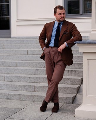 С чем носить синий вязаный галстук в 30 лет мужчине в деловом стиле: Коричневый пиджак в сочетании с синим вязаным галстуком поможет создать модный классический образ. Пара темно-коричневых замшевых лоферов свяжет образ воедино.