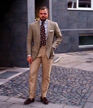 С чем носить светло-коричневые классические брюки в 30 лет мужчине в деловом стиле: Коричневый пиджак в сочетании со светло-коричневыми классическими брюками позволит создать модный и привлекательный образ. Говоря об обуви, можно завершить лук темно-коричневыми замшевыми лоферами с кисточками.