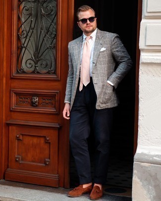 С чем носить розовый галстук мужчине: Серый пиджак в шотландскую клетку в паре с розовым галстуком — прекрасный пример строгого делового стиля. Вкупе с этим луком органично выглядят коричневые замшевые лоферы с кисточками.