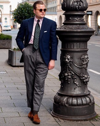 С чем носить табачную замшевую обувь в 30 лет мужчине в деловом стиле: Темно-синий пиджак в паре с темно-серыми классическими брюками — прекрасный пример строгого делового стиля. Пара табачных замшевых лоферов с кисточками очень просто интегрируется в этот образ.