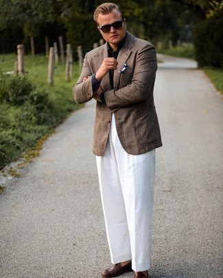 Как носить белые классические брюки с коричневыми кожаными лоферами мужчине лето: Сочетание коричневого пиджака в шотландскую клетку и белых классических брюк поможет создать выразительный мужской лук. Очень стильно здесь будут выглядеть коричневые кожаные лоферы. Как нам кажется, это прекрасный вариант для солнечной погоды.