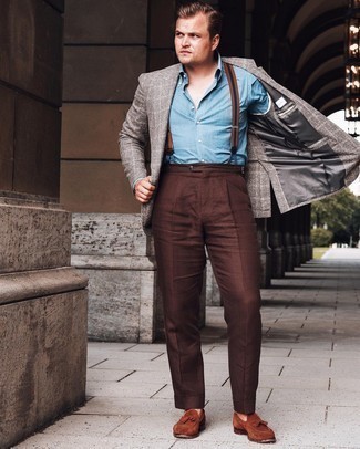 Модный лук: серый пиджак в шотландскую клетку, синяя классическая рубашка из шамбре, темно-коричневые классические брюки, коричневые замшевые лоферы с кисточками