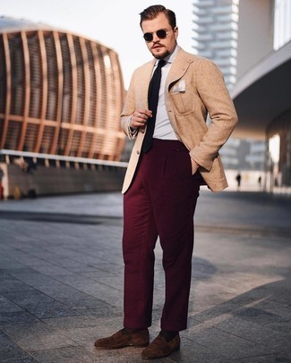 Какие пиджаки носить с темно-красными классическими брюками в 30 лет мужчине в теплую погоду: Несмотря на то, что этот лук выглядит достаточно сдержанно, образ из пиджака и темно-красных классических брюк является неизменным выбором стильных молодых людей, покоряя при этом дамские сердца. Темно-коричневые замшевые лоферы — великолепный выбор, чтобы завершить образ.