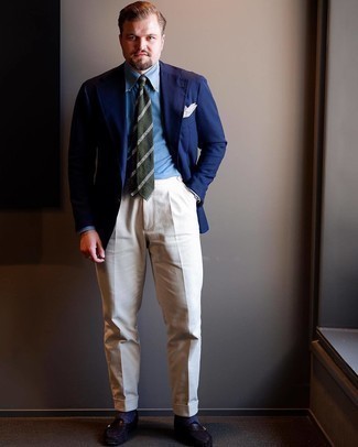 С чем носить темно-бирюзовый галстук в горизонтальную полоску в 30 лет мужчине в теплую погоду в деловом стиле: Комбо из темно-синего пиджака и темно-бирюзового галстука в горизонтальную полоску позволит воссоздать строгий мужской стиль. Пара темно-коричневых замшевых лоферов очень просто интегрируется в этот лук.