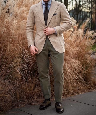 Модный лук: светло-коричневый шерстяной пиджак с узором "в ёлочку", бело-темно-синяя классическая рубашка в вертикальную полоску, оливковые классические брюки, темно-коричневые кожаные оксфорды