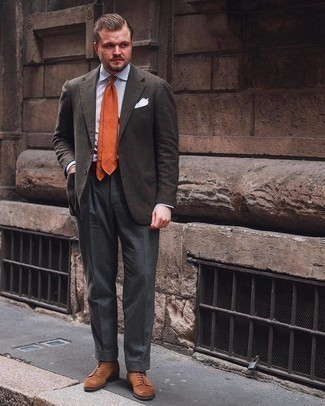 С чем носить оранжевый галстук мужчине в стиле смарт-кэжуал: Сочетание темно-коричневого шерстяного пиджака в шотландскую клетку и оранжевого галстука поможет создать выразительный мужской образ. Создать модный контраст с остальными предметами из этого лука помогут коричневые замшевые повседневные ботинки.
