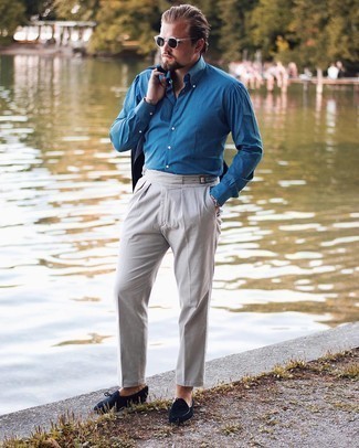 С чем носить синие лоферы мужчине: Темно-синий пиджак в паре с серыми классическими брюками позволит создать стильный и мужественный образ. В тандеме с этим образом наиболее удачно выглядят синие лоферы.