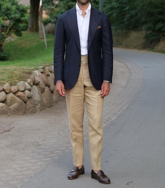 Как носить темно-синий пиджак с светло-коричневыми классическими брюками мужчине в деловом стиле: Комбо из темно-синего пиджака и светло-коричневых классических брюк поможет составить незабываемый мужской лук. Что же до обуви, дополни лук темно-коричневыми кожаными лоферами.