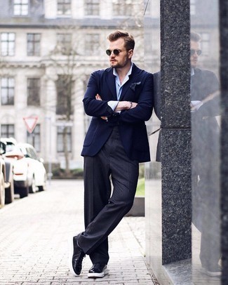 Как носить низкие кеды с классическими брюками в 30 лет мужчине лето: Темно-синий пиджак в паре с классическими брюками поможет воплотить строгий деловой стиль. Этот образ гармонично дополнят низкие кеды. Не стоит забывать о такой одежде, особенно в жаркий солнечный день.
