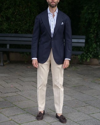 Какие классические брюки носить с бело-темно-синей классической рубашкой мужчине: Несмотря на то, что это достаточно сдержанный образ, сочетание бело-темно-синей классической рубашки и классических брюк приходится по вкусу стильным молодым людям, непременно пленяя при этом дамские сердца. Такой лук легко адаптировать к повседневным делам, если надеть в сочетании с ним темно-коричневые замшевые лоферы с кисточками.