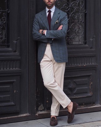 С чем носить темно-сине-зеленый нагрудный платок в деловом стиле: Сочетание темно-серого пиджака в шотландскую клетку и темно-сине-зеленого нагрудного платка - очень практично, и поэтому идеально для повседневой носки. Хочешь привнести в этот наряд нотку эффектности? Тогда в качестве дополнения к этому ансамблю, стоит выбрать темно-коричневые замшевые лоферы с кисточками.