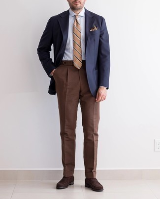 Какие лоферы носить с коричневыми классическими брюками мужчине в теплую погоду в деловом стиле: Темно-синий пиджак в сочетании с коричневыми классическими брюками поможет создать стильный и элегантный ансамбль. Лоферы органично впишутся в ансамбль.