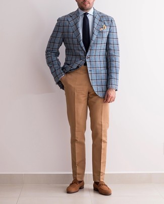 С чем носить голубой пиджак в шотландскую клетку мужчине в теплую погоду в деловом стиле: Голубой пиджак в шотландскую клетку выглядит стильно в сочетании со светло-коричневыми классическими брюками. Коричневые замшевые лоферы станут прекрасным завершением твоего лука.