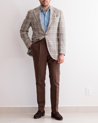 С чем носить бежевый пиджак в шотландскую клетку мужчине: Комбо из бежевого пиджака в шотландскую клетку и коричневых классических брюк поможет создать стильный и привлекательный лук. Отлично сюда подходят темно-коричневые замшевые лоферы.