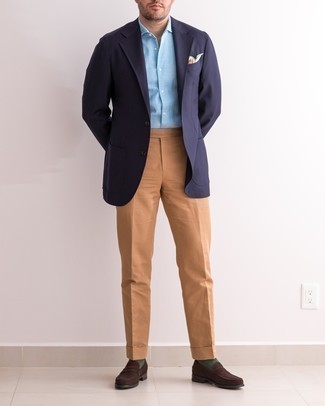 Как носить темно-синий пиджак с темно-коричневыми замшевыми лоферами мужчине: Темно-синий пиджак и табачные классические брюки — отличный пример элегантного стиля. Что же до обуви, можно завершить образ темно-коричневыми замшевыми лоферами.