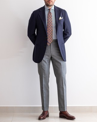С чем носить оранжевый галстук мужчине в деловом стиле: Темно-синий пиджак в паре с оранжевым галстуком поможет создать модный и мужественный лук. Ты сможешь легко приспособить такой образ к повседневным делам, надев темно-коричневыми кожаными лоферами.
