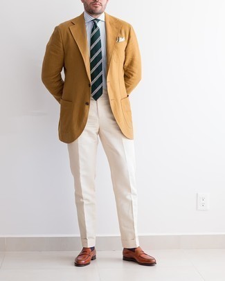 С чем носить темно-бирюзовый галстук в горизонтальную полоску в 30 лет мужчине в теплую погоду в деловом стиле: Несмотря на то, что это довольно сдержанный лук, сочетание табачного пиджака и темно-бирюзового галстука в горизонтальную полоску неизменно нравится стильным мужчинам, а также покоряет сердца прекрасных дам. В тандеме с этим луком наиболее уместно будут выглядеть табачные кожаные лоферы.