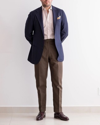 Как носить темно-коричневые классические брюки с бело-синей классической рубашкой в вертикальную полоску в 30 лет мужчине в теплую погоду: Несмотря на то, что это весьма сдержанный образ, лук из бело-синей классической рубашки в вертикальную полоску и темно-коричневых классических брюк всегда будет выбором стильных мужчин, пленяя при этом сердца прекрасных дам. Вместе с этим луком гармонично будут смотреться темно-красные кожаные туфли дерби.