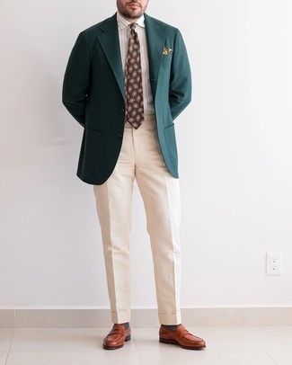С чем носить темно-зеленый пиджак в 30 лет мужчине в деловом стиле: Несмотря на то, что этот образ довольно классический, лук из темно-зеленого пиджака и бежевых классических брюк неизменно нравится джентльменам, покоряя при этом дамские сердца. Пара табачных кожаных лоферов очень просто интегрируется в этот образ.