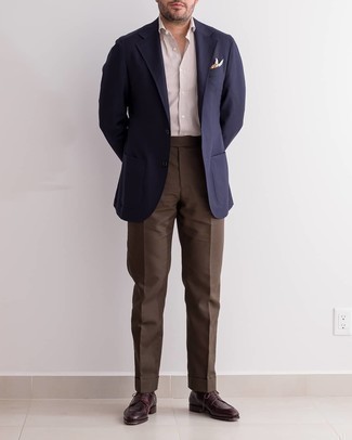 Модный лук: темно-синий пиджак, бело-коричневая классическая рубашка в вертикальную полоску, темно-коричневые классические брюки, темно-красные кожаные туфли дерби