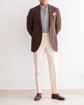 Как носить коричневый пиджак с бежевыми классическими брюками в 30 лет мужчине: Несмотря на то, что этот лук выглядит весьма консервативно, сочетание коричневого пиджака и бежевых классических брюк всегда будет нравиться джентльменам, неизбежно покоряя при этом дамские сердца. В тандеме с этим ансамблем наиболее выгодно будут выглядеть темно-коричневые кожаные лоферы.