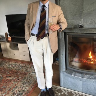 С чем носить белые классические брюки мужчине в деловом стиле: Светло-коричневый пиджак и белые классические брюки — прекрасный пример элегантного мужского стиля в одежде. В паре с этим ансамблем органично будут смотреться темно-коричневые кожаные лоферы.