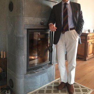 С чем носить темно-серый пиджак в 30 лет мужчине в деловом стиле: Комбо из темно-серого пиджака и белых классических брюк позволит создать запоминающийся мужской образ. Пара темно-коричневых замшевых оксфордов свяжет образ воедино.