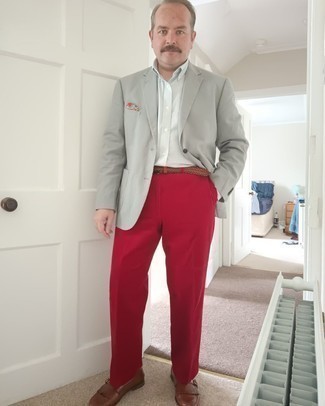 Какие классические рубашки носить с коричневыми монками за 40 лет: Классическая рубашка в паре с красными классическими брюками позволит создать модный и привлекательный лук. Если подобный ансамбль кажется слишком смелым, разбавь его коричневыми монками.