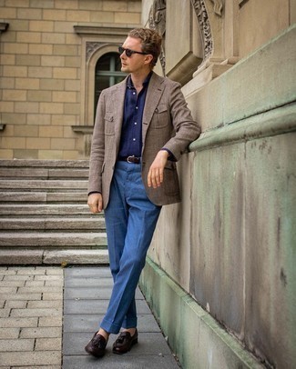 С чем носить коричневый шерстяной пиджак мужчине в деловом стиле: Комбо из коричневого шерстяного пиджака и синих классических брюк позволит создать незабываемый мужской образ. В тандеме с этим ансамблем прекрасно будут выглядеть темно-коричневые кожаные лоферы с кисточками.