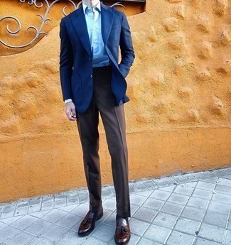 Как носить коричневые классические брюки с табачными кожаными лоферами мужчине в теплую погоду в деловом стиле: Темно-синий пиджак и коричневые классические брюки — образец элегантного стиля. Пара табачных кожаных лоферов очень органично вписывается в этот лук.