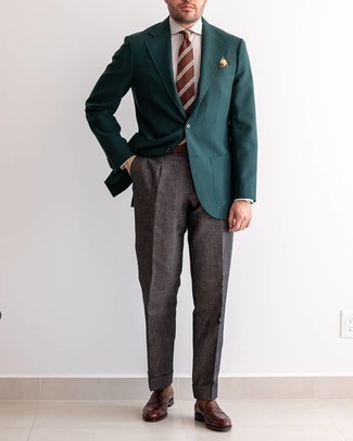 Как носить пиджак с лоферами мужчине: Комбо из пиджака и темно-коричневых льняных классических брюк поможет исполнить строгий деловой стиль. Пара лоферов позволит сделать ансамбль более законченным.