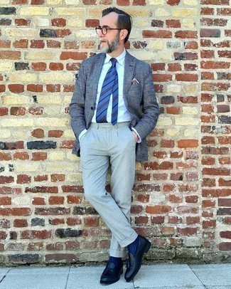С чем носить темно-синий галстук в горизонтальную полоску за 50 лет мужчине в теплую погоду в деловом стиле: Сочетание бело-темно-синего пиджака в мелкую клетку и темно-синего галстука в горизонтальную полоску — превосходный пример изысканного мужского стиля. Черные кожаные лоферы с кисточками станут хорошим завершением твоего образа.