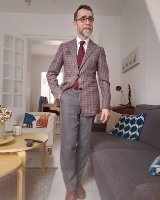 Как носить классические брюки с классической рубашкой за 50 лет мужчине: Классическая рубашка и классические брюки позволят составить элегантный мужской лук. Пара коричневых кожаных оксфордов легко интегрируется в этот лук.
