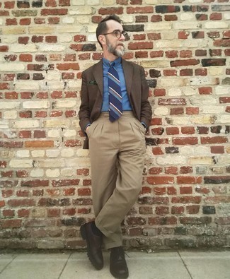 С чем носить светло-коричневые классические брюки за 50 лет мужчине: Темно-коричневый пиджак в сочетании со светло-коричневыми классическими брюками позволит воссоздать элегантный стиль. Пара темно-коричневых кожаных массивных туфель дерби свяжет образ воедино.