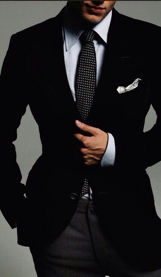 С чем носить серую классическую рубашку в 30 лет мужчине в теплую погоду: Комбо из серой классической рубашки и темно-серых шерстяных классических брюк поможет создать запоминающийся мужской образ.