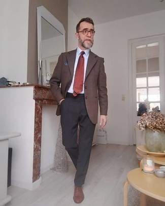 С чем носить темно-красный галстук мужчине: Темно-коричневый пиджак смотрится великолепно в тандеме с темно-красным галстуком. Что до обуви, коричневые кожаные оксфорды — самый удачный вариант.