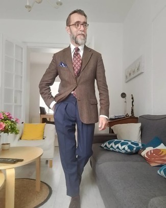 Как носить классические брюки с классической рубашкой за 50 лет мужчине весна в деловом стиле: Классическая рубашка в сочетании с классическими брюками позволит создать стильный и привлекательный образ. Ты можешь легко приспособить такой лук к повседневным условиям городской жизни, закончив его темно-коричневыми замшевыми лоферами с кисточками. Нам очень симпатичен такой ансамбль для непонятной весенней погоды.