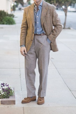 Модный лук: светло-коричневый шерстяной пиджак с узором "гусиные лапки", голубая классическая рубашка из шамбре, серые шерстяные классические брюки, коричневые замшевые лоферы с кисточками