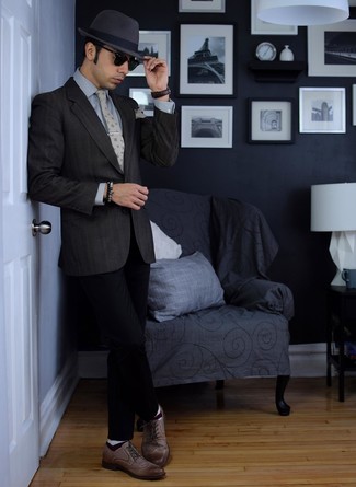 Модный лук: темно-серый пиджак, серая классическая рубашка, черные классические брюки, коричневые кожаные броги