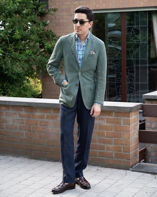 Какие классические брюки носить с табачными лоферами мужчине: Сочетание темно-зеленого пиджака и классических брюк поможет исполнить строгий деловой стиль. Пара табачных лоферов выгодно вписывается в этот лук.