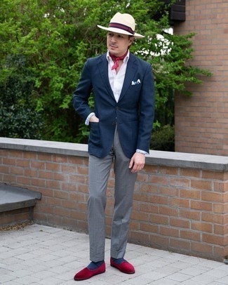 С чем носить бежевую соломенную шляпу в 30 лет мужчине в теплую погоду в деловом стиле: Темно-синий пиджак и бежевая соломенная шляпа — прекрасный выбор для веселого выходного дня. Хочешь сделать лук немного элегантнее? Тогда в качестве обуви к этому ансамблю, выбирай темно-красные бархатные лоферы.