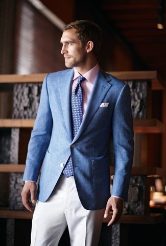 Как носить розовую классическую рубашку с синим пиджаком в 30 лет мужчине в деловом стиле: Для создания элегантного вечернего лука великолепно подойдет синий пиджак и розовая классическая рубашка.