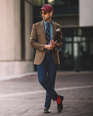 С чем носить темно-коричневый шерстяной пиджак в 30 лет мужчине в деловом стиле: Сочетание темно-коричневого шерстяного пиджака и темно-синих классических брюк в вертикальную полоску поможет создать модный и мужественный лук. Вкупе с этим образом стильно будут смотреться черные кожаные лоферы с кисточками.