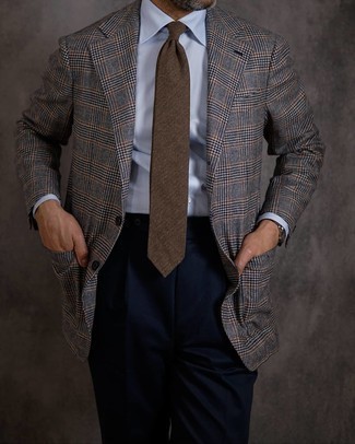 С чем носить темно-коричневые кожаные часы за 40 лет мужчине в деловом стиле: Сочетание серого пиджака в шотландскую клетку и темно-коричневых кожаных часов пользуется особым спросом среди ценителей удобной одежды.