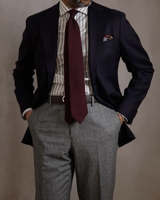 Какие классические брюки носить с темно-серой классической рубашкой за 40 лет мужчине: Сочетание темно-серой классической рубашки и классических брюк — прекрасный пример делового городского стиля.