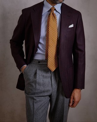 С чем носить серые шерстяные классические брюки мужчине в теплую погоду в деловом стиле: Комбо из темно-красного пиджака и серых шерстяных классических брюк — превосходный пример делового городского стиля.
