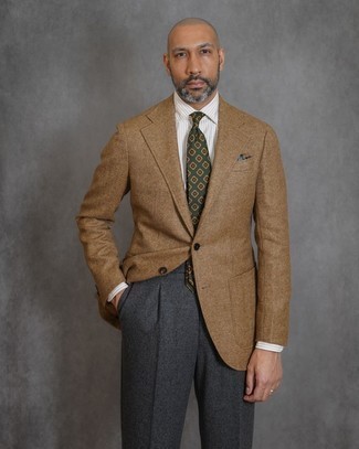 С чем носить темно-зеленый галстук с принтом мужчине: Светло-коричневый шерстяной пиджак с узором "в ёлочку" в сочетании с темно-зеленым галстуком с принтом поможет создать модный и мужественный лук.