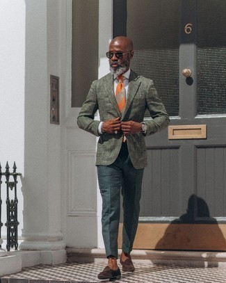 Как носить пиджак с лоферами за 50 лет мужчине: Пиджак в сочетании с темно-бирюзовыми классическими брюками поможет создать стильный классический лук. Лоферы великолепно впишутся в образ.