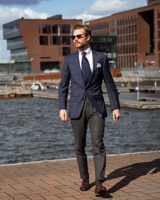 С чем носить темно-серые шерстяные классические брюки в 30 лет мужчине лето в деловом стиле: Темно-синий пиджак в шотландскую клетку и темно-серые шерстяные классические брюки — прекрасный пример элегантного стиля в одежде. В сочетании с этим ансамблем наиболее гармонично будут смотреться темно-красные кожаные лоферы с кисточками. Такое сочетание вещей несомненно тебе полюбится для жарких летних дней.
